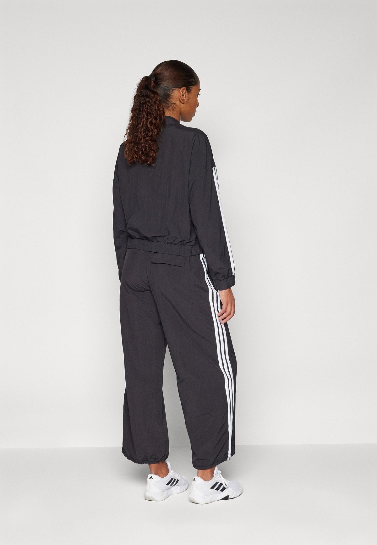 adidas Sportswear Essentials 3 Stripes Lifestyle Woven Parachute – Pantaloni della tuta Donna