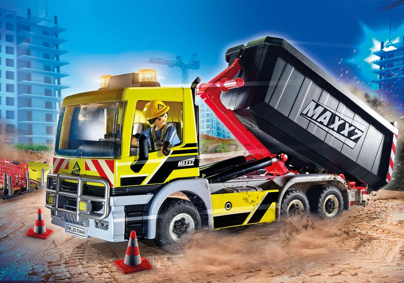 Camion con cassone ribaltabile e piattaforma