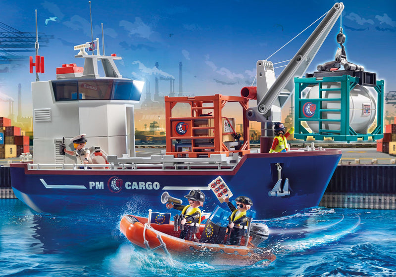 Grande nave cargo con barca della dogana