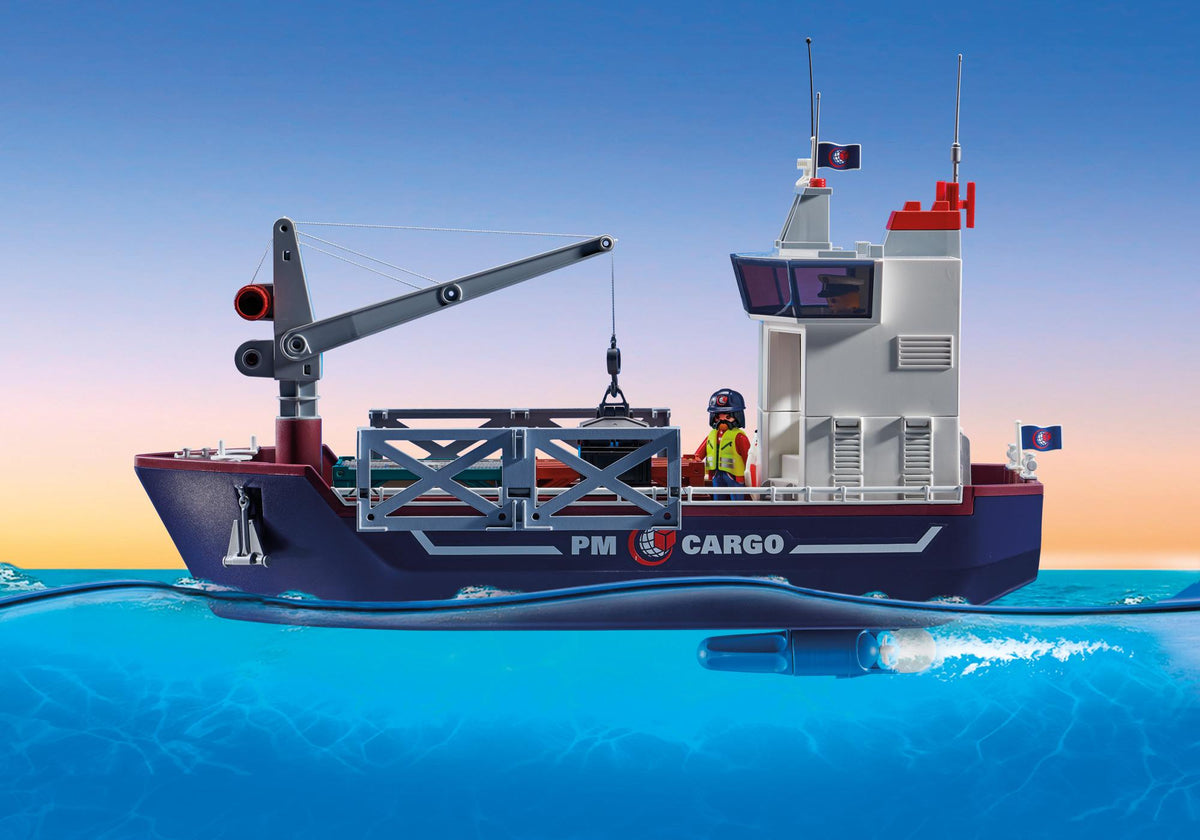 Grande nave cargo con barca della dogana