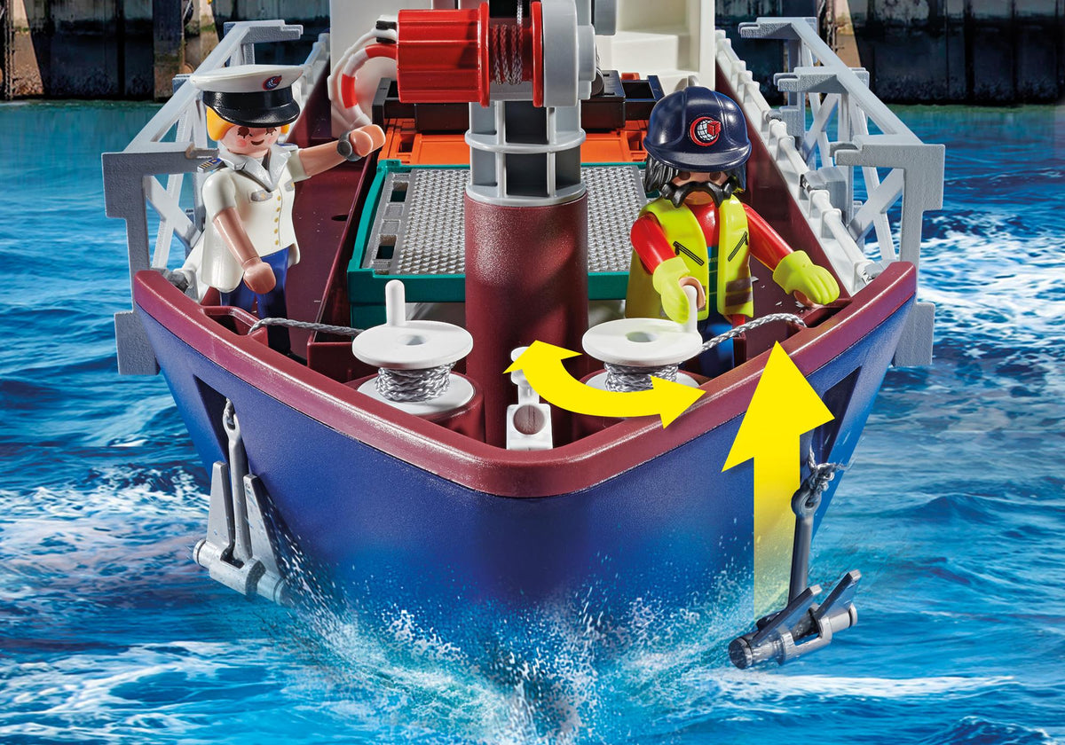 Grande nave cargo con barca della dogana