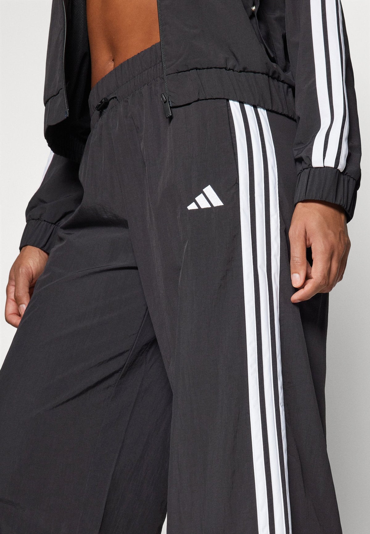 adidas Sportswear Essentials 3 Stripes Lifestyle Woven Parachute – Pantaloni della tuta Donna