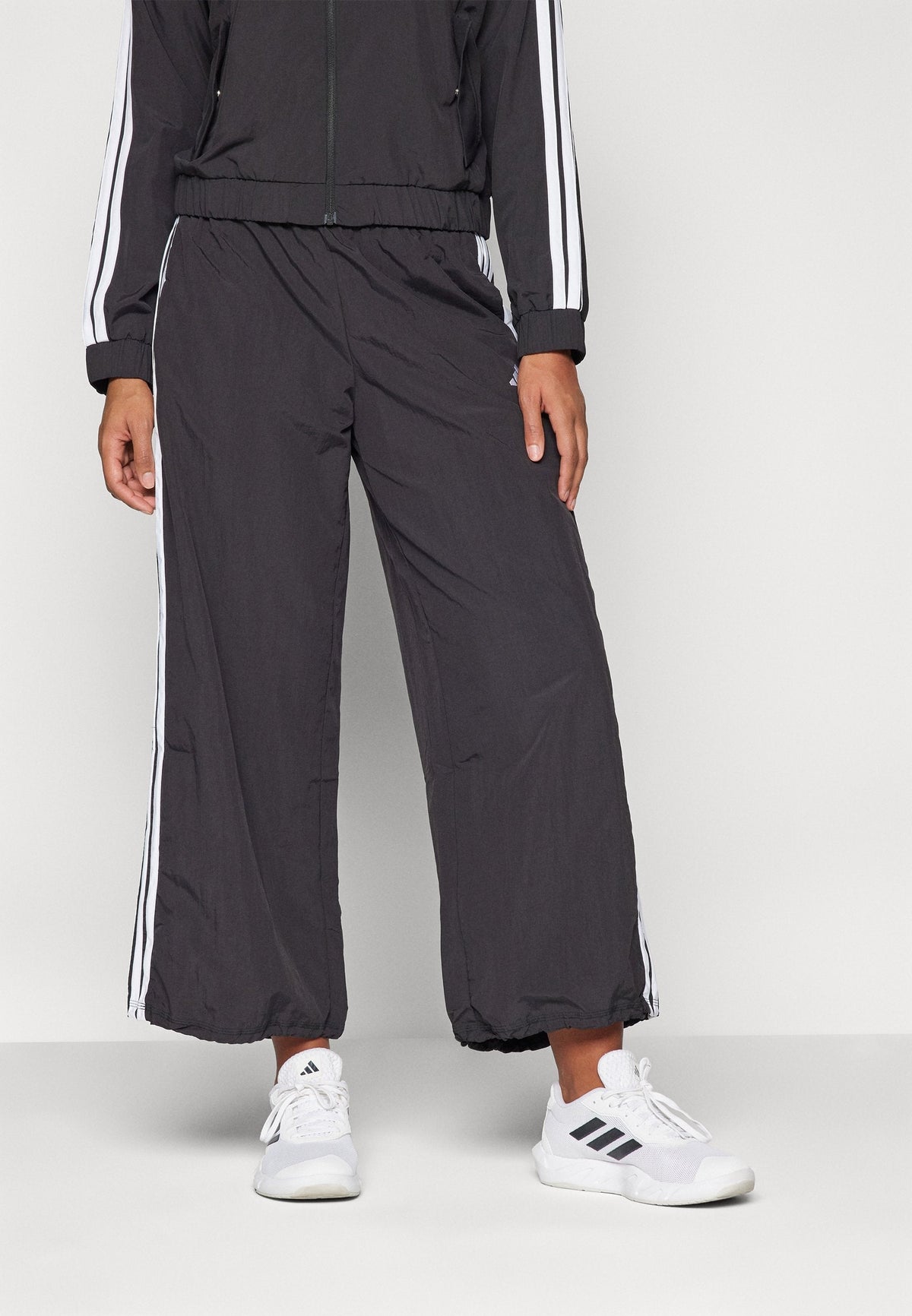 adidas Sportswear Essentials 3 Stripes Lifestyle Woven Parachute – Pantaloni della tuta Donna