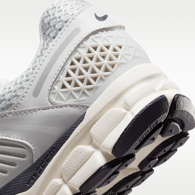 Nike Zoom Vomero 5 Donna – Photon Dust/Gridiron/Sail/Chrome