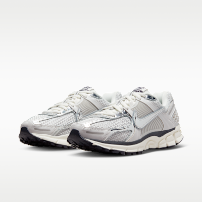 Nike Zoom Vomero 5 Donna – Photon Dust/Gridiron/Sail/Chrome