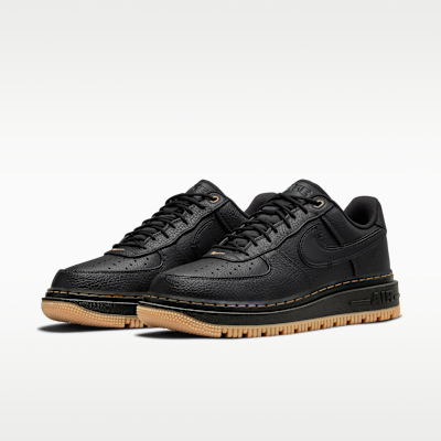 Nike Air Force 1 Luxe Uomo – Nero/Bucktan/Gum Yellow/Nero