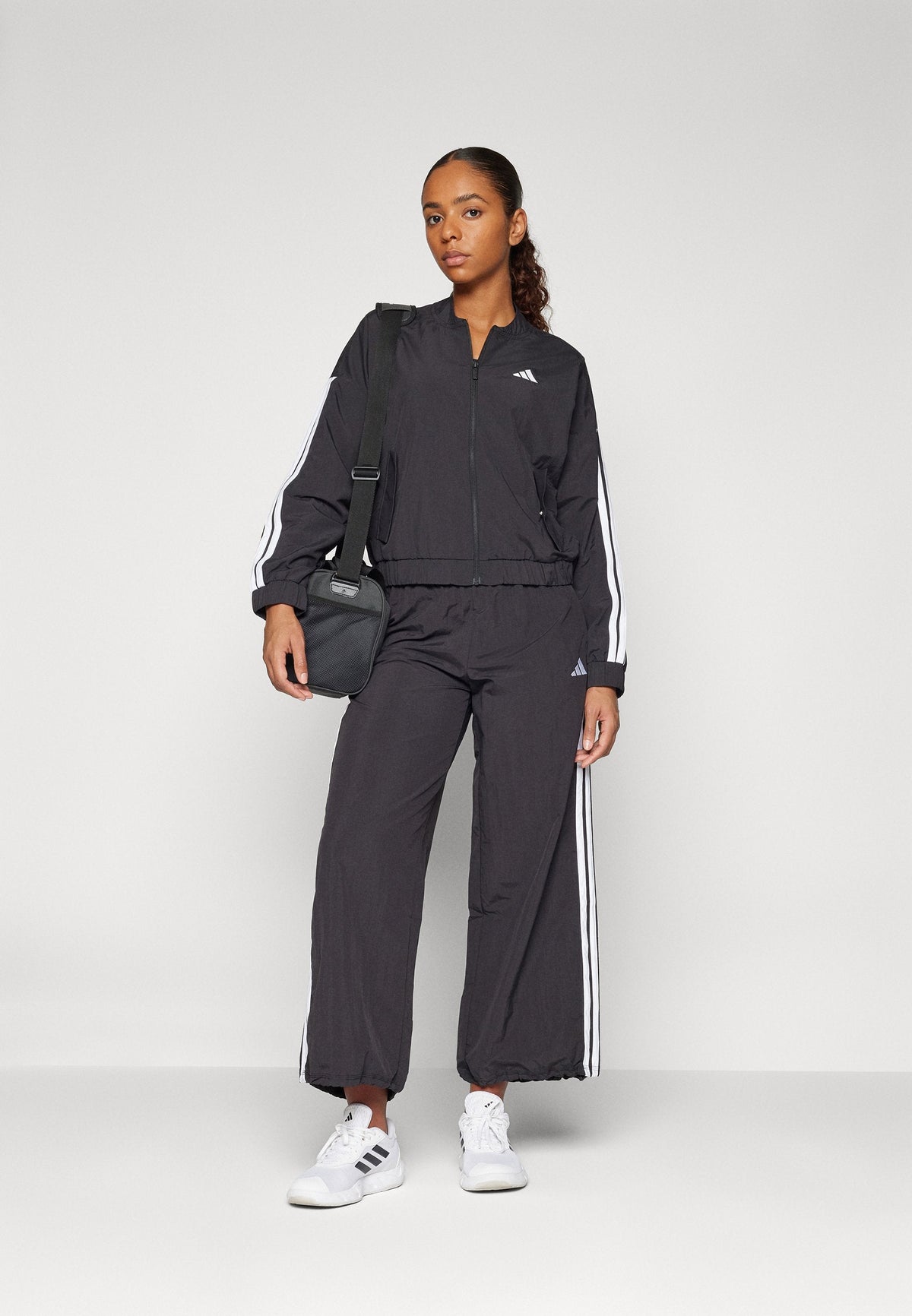 adidas Sportswear Essentials 3 Stripes Lifestyle Woven Parachute – Pantaloni della tuta Donna